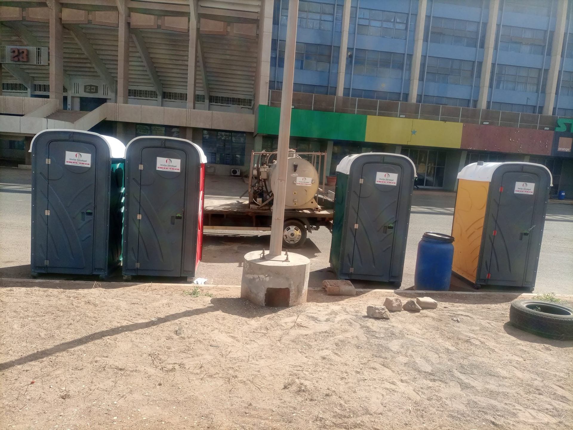 Toilettes INVITO Sénégal au stade